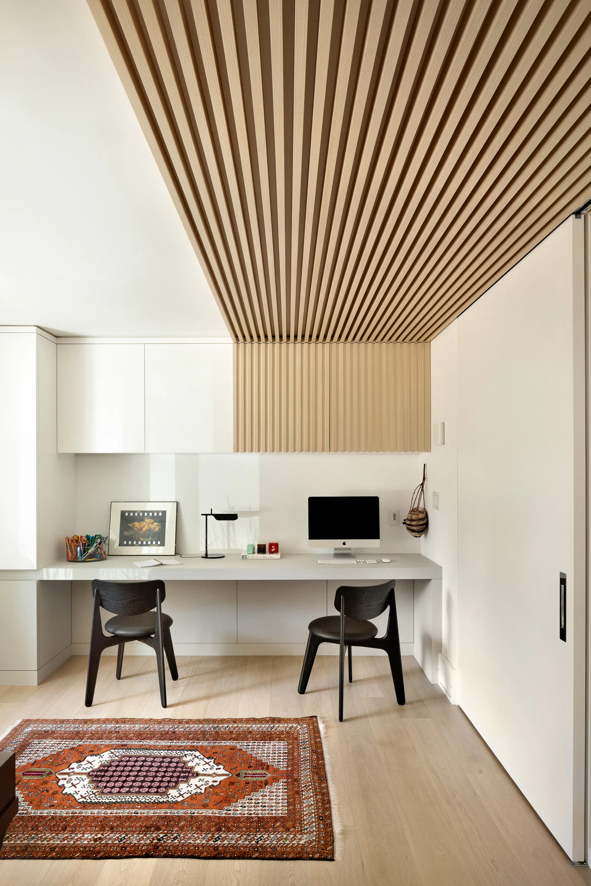 Slab eetstoel gestoffeerde zitting, Black oak-black leather Tom Dixon