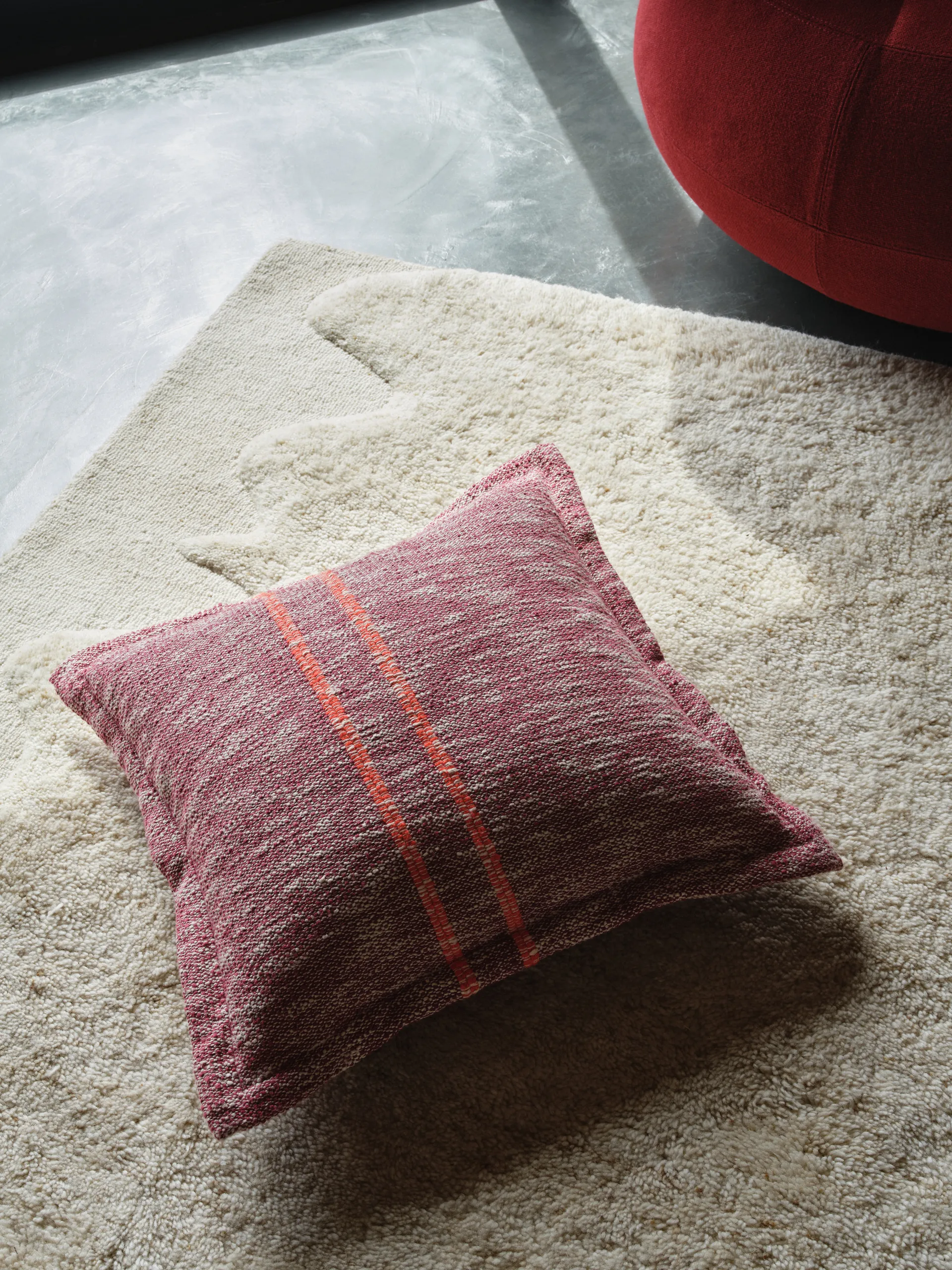 Track sierkussen, Burgundy, 56x56 cm Tom Dixon