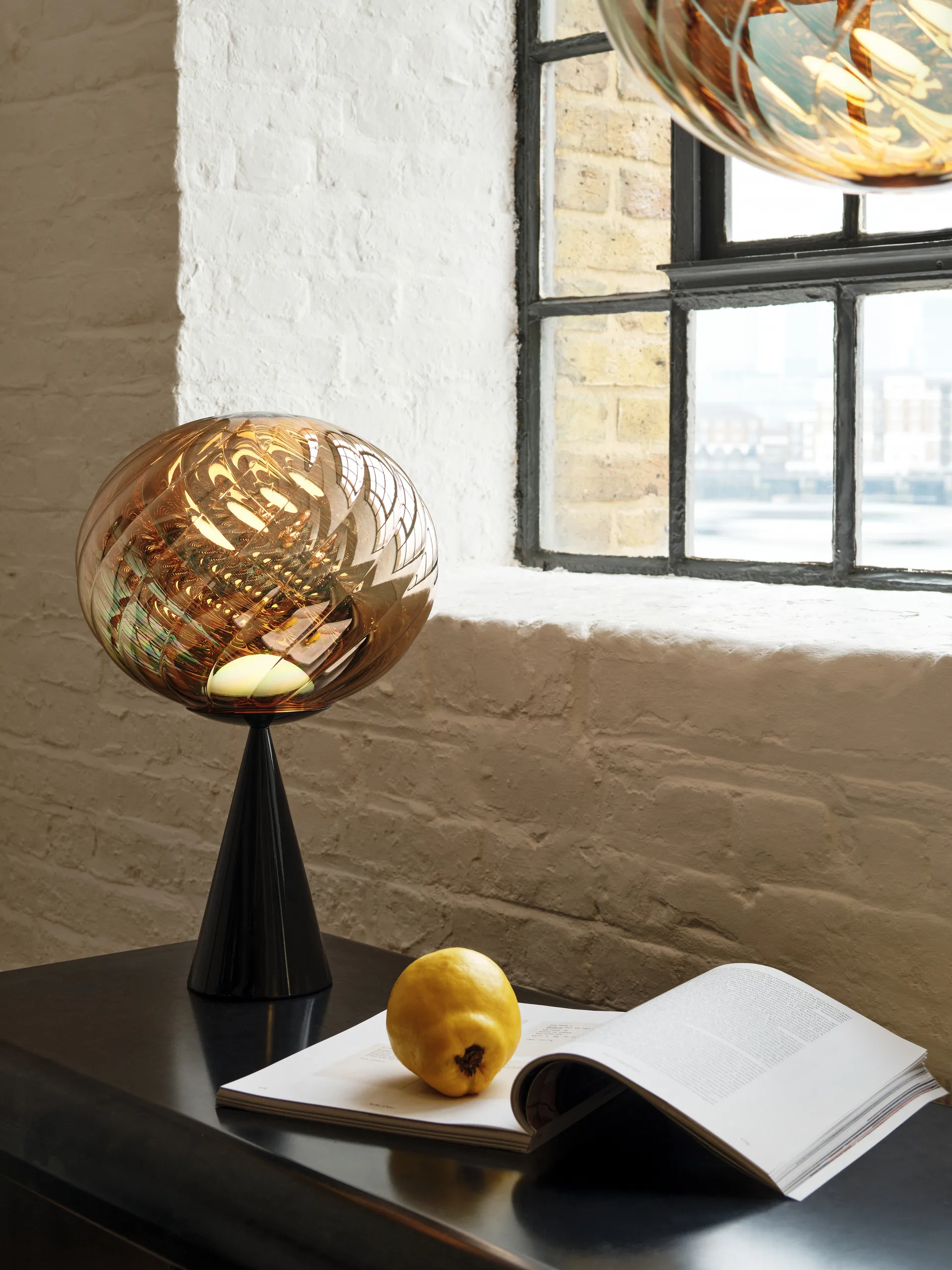 Whirl cone fat tafellamp, Goud-zwart Tom Dixon