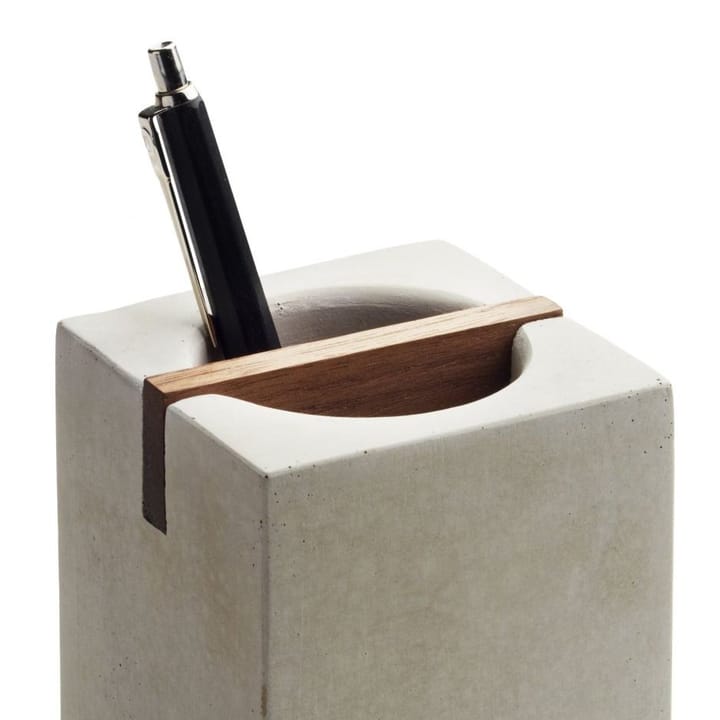 Tove Adman pennenhouder, beton Tove Adman