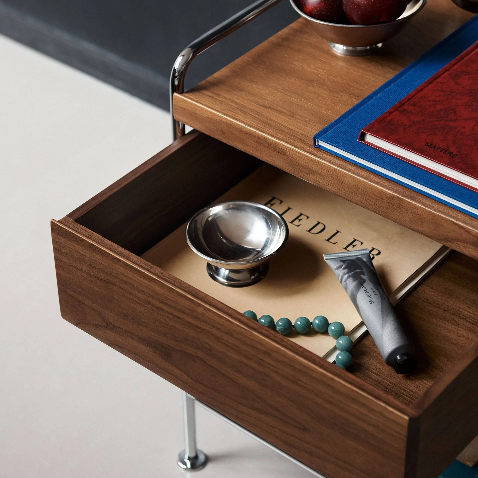 Alima NDS3 bijzettafel, Gelakt noten-chroom &Tradition