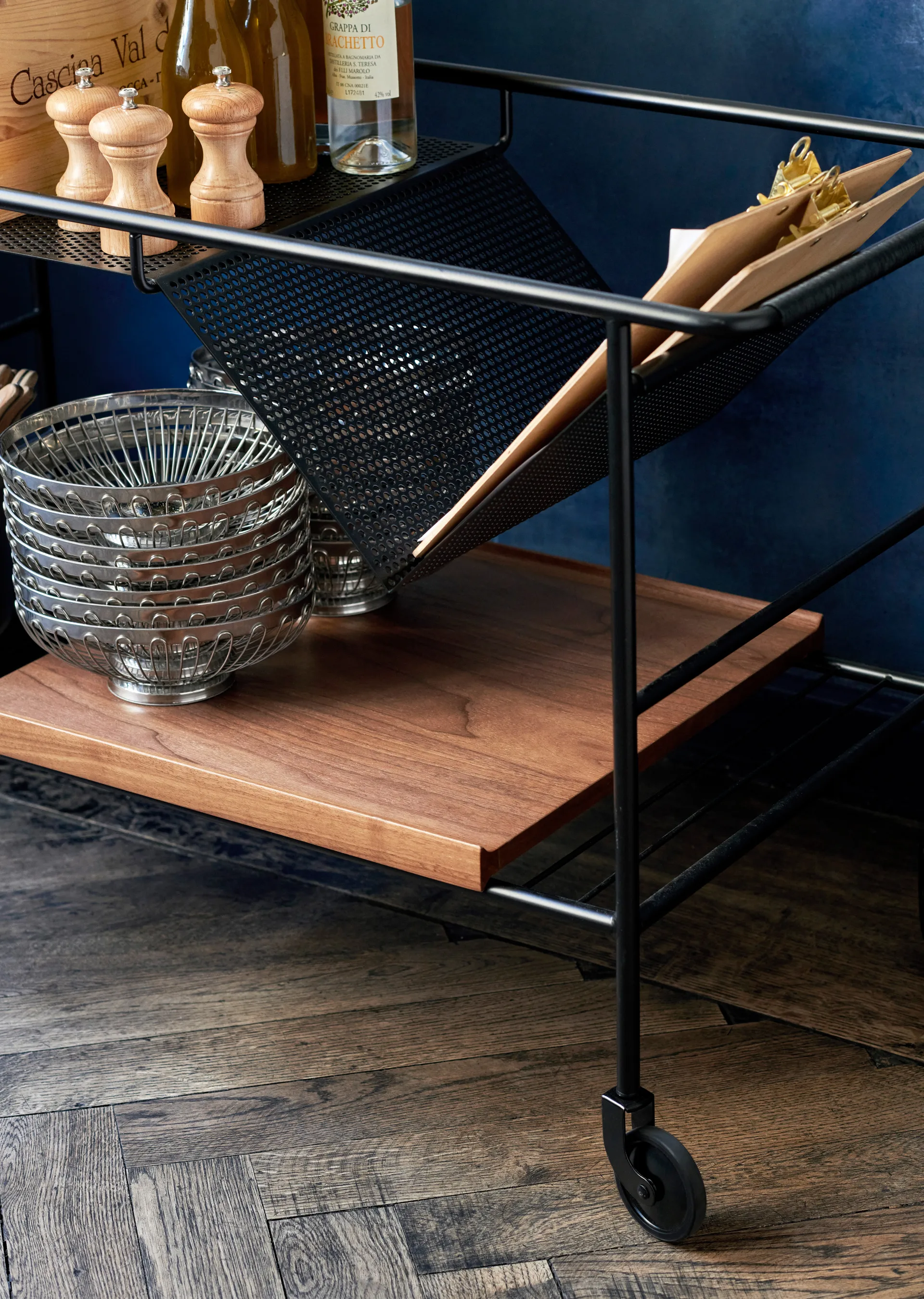 Alima opbergtrolley gelakt walnoot, Black & lacquered walnut &Tradition
