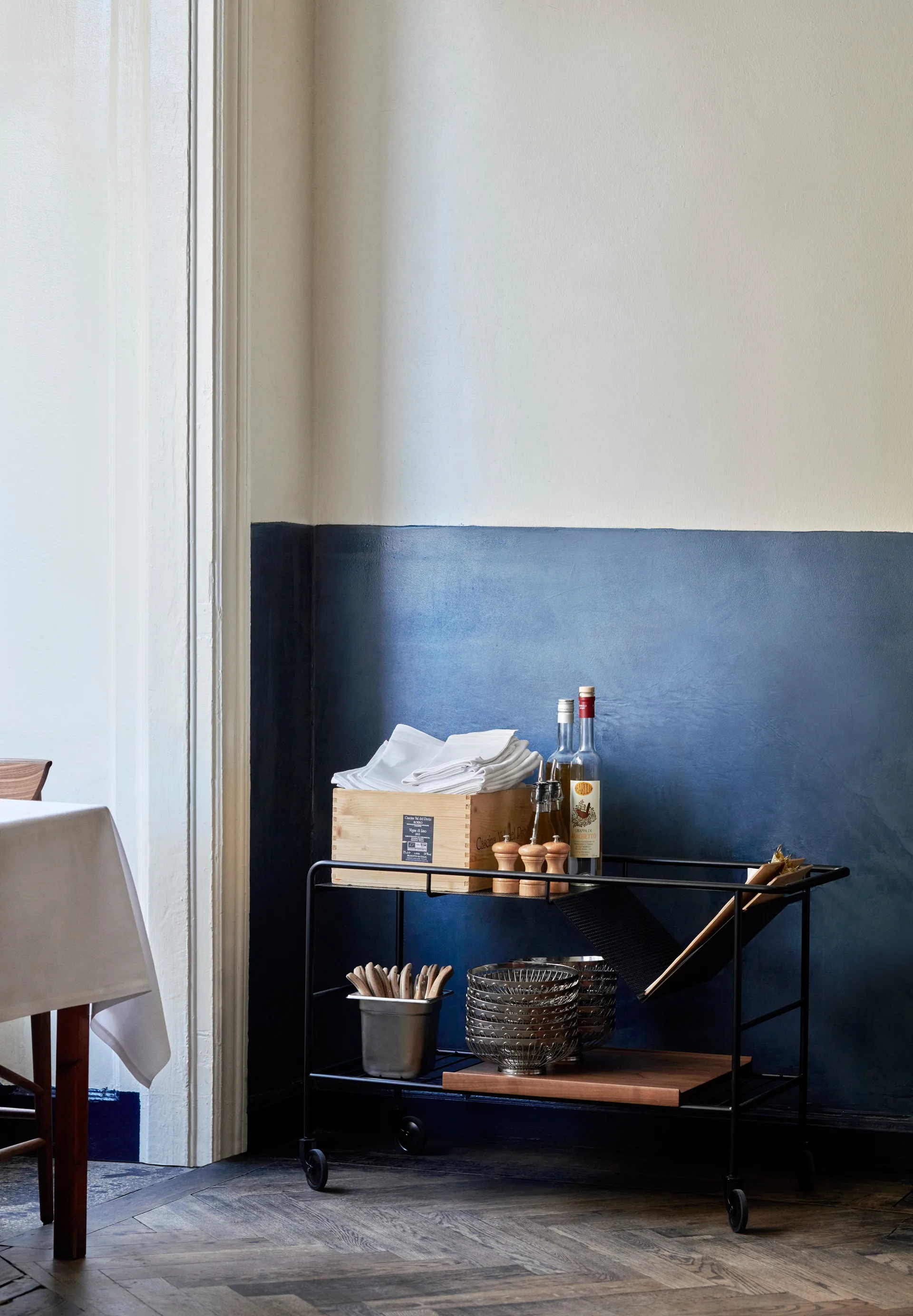 Alima opbergtrolley gelakt walnoot, Black & lacquered walnut &Tradition