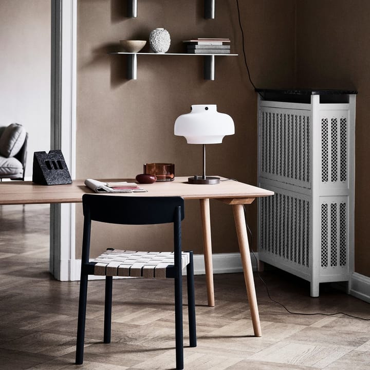 Betty TK1 Stoel, black, zwarte gevlochten linnen zitting &Tradition