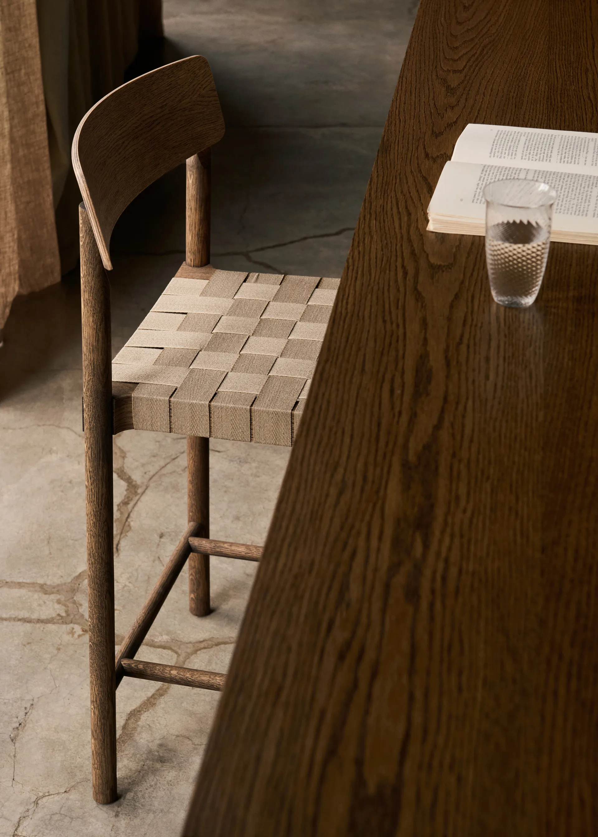 Betty TK12 Counter Chair barkruk 65 cm, Natuurkleurig linnen-gerookte eik &Tradition