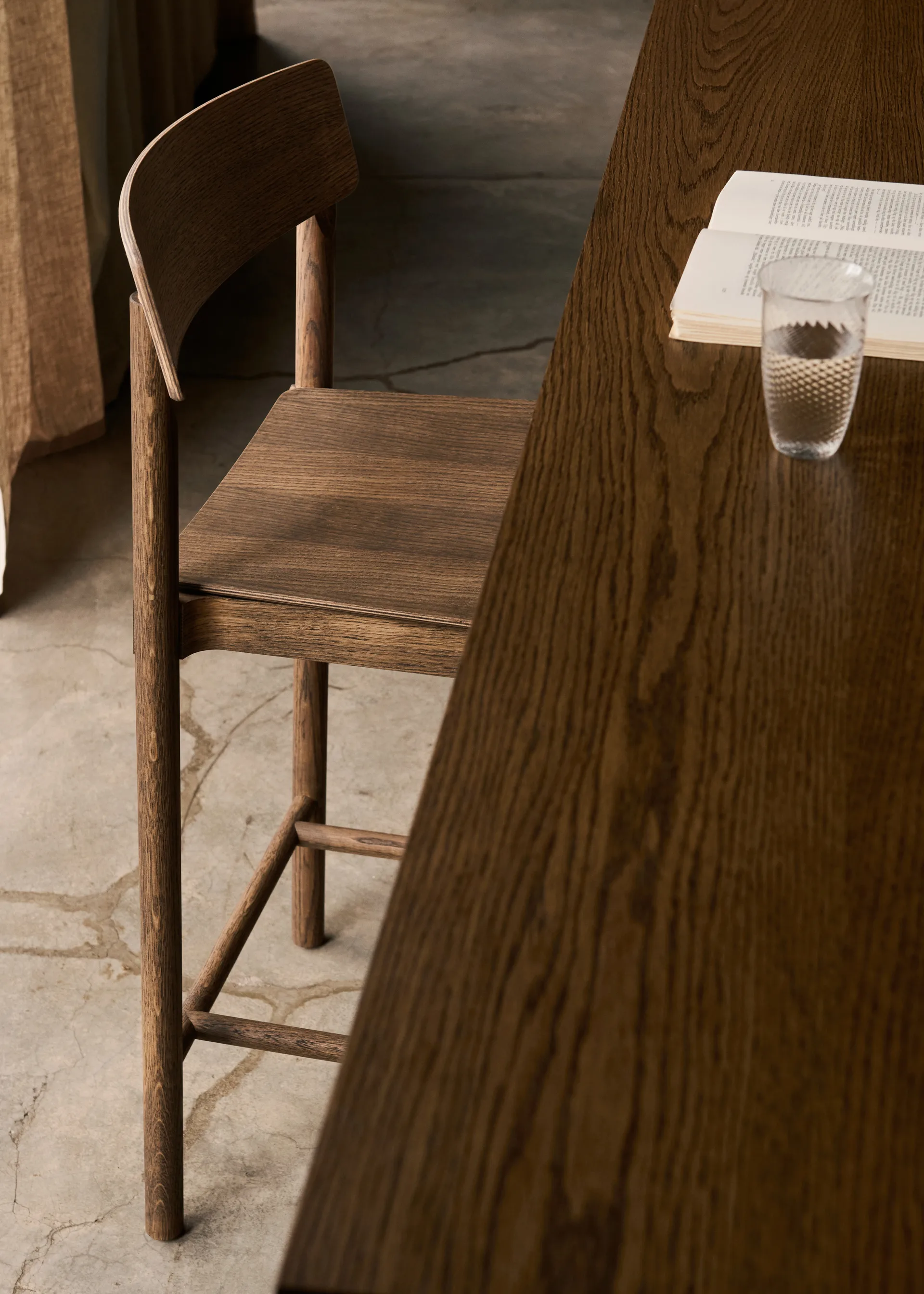 Betty TK13 Counter Chair barkruk 65 cm, Gerookte eik &Tradition