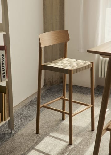 Betty TK15 Bar Chair barkruk 75 cm - Gerookte eik-natuurkleurig linnen - &Tradition
