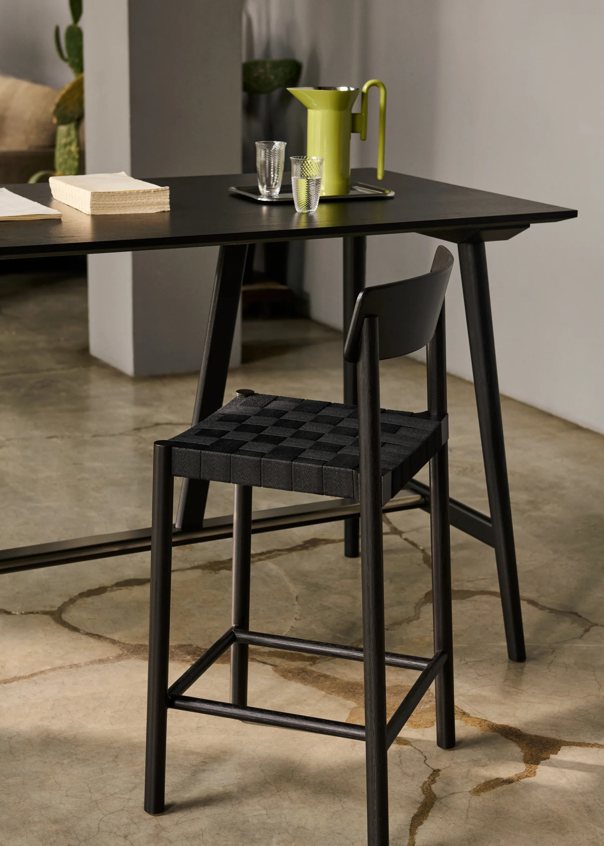Betty TK15 Bar Chair barkruk 75 cm, Zwartgelakte es-zwart linnen &Tradition