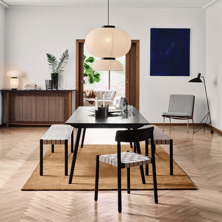 Betty TK5 bankje, black, natuurkleurige gevlochten linnen zitting &Tradition