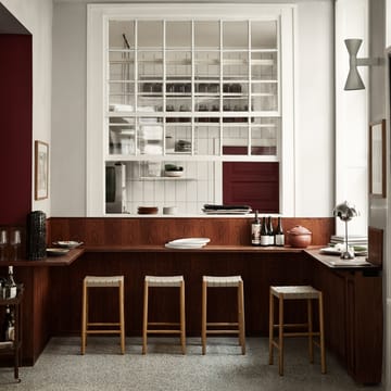 Betty TK7 barkruk - black, natuurkleurige gevlochten linnen zitting - &Tradition