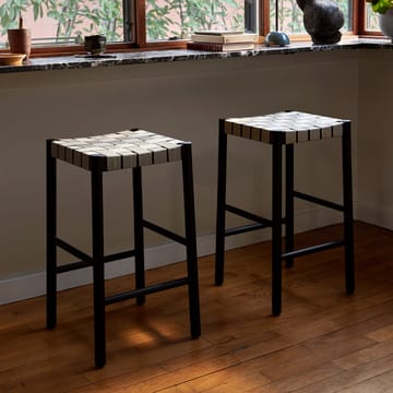 Betty TK7 barkruk - black, natuurkleurige gevlochten linnen zitting - &Tradition