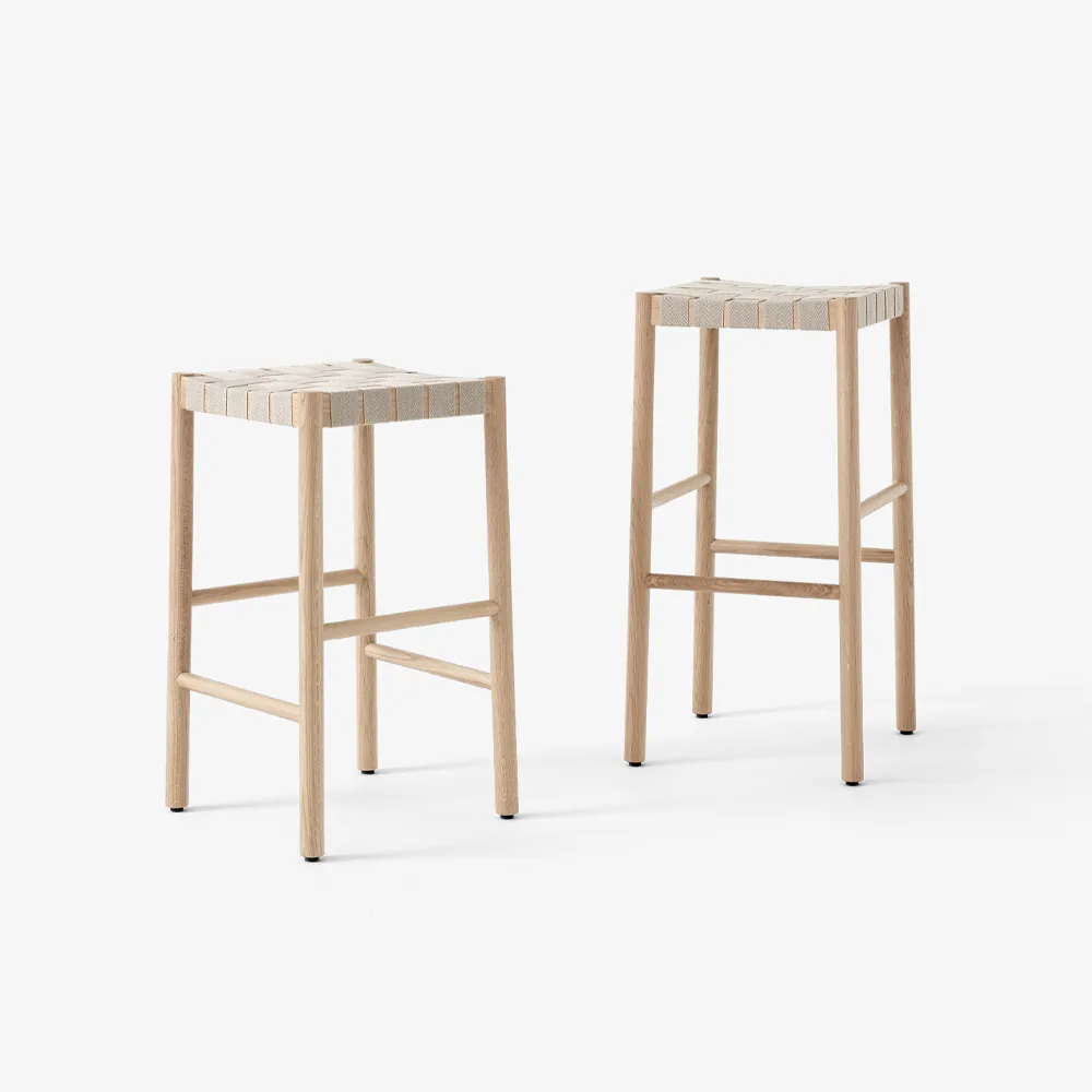 Betty TK8 barkruk, black, natuurkleurige gevlochten linnen zitting &Tradition