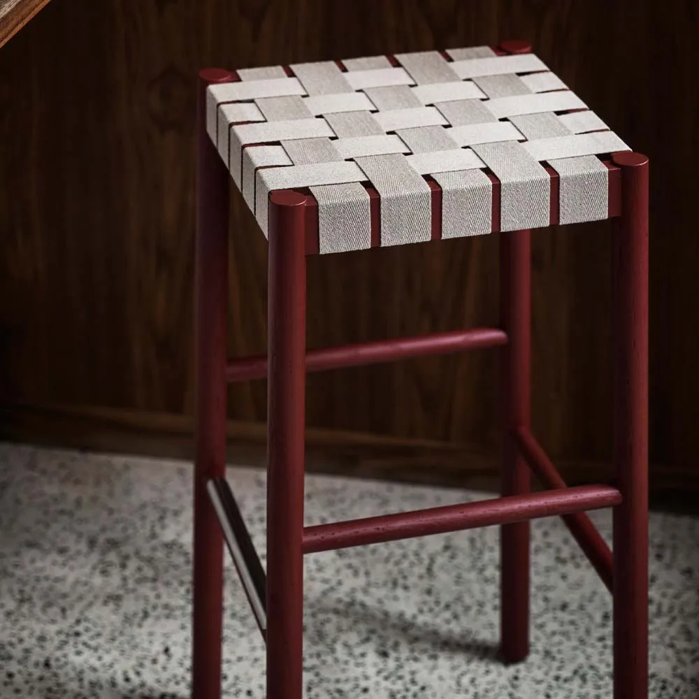 Betty TK8 barkruk, black, zwartkleurige gevlochten linnen zitting &Tradition