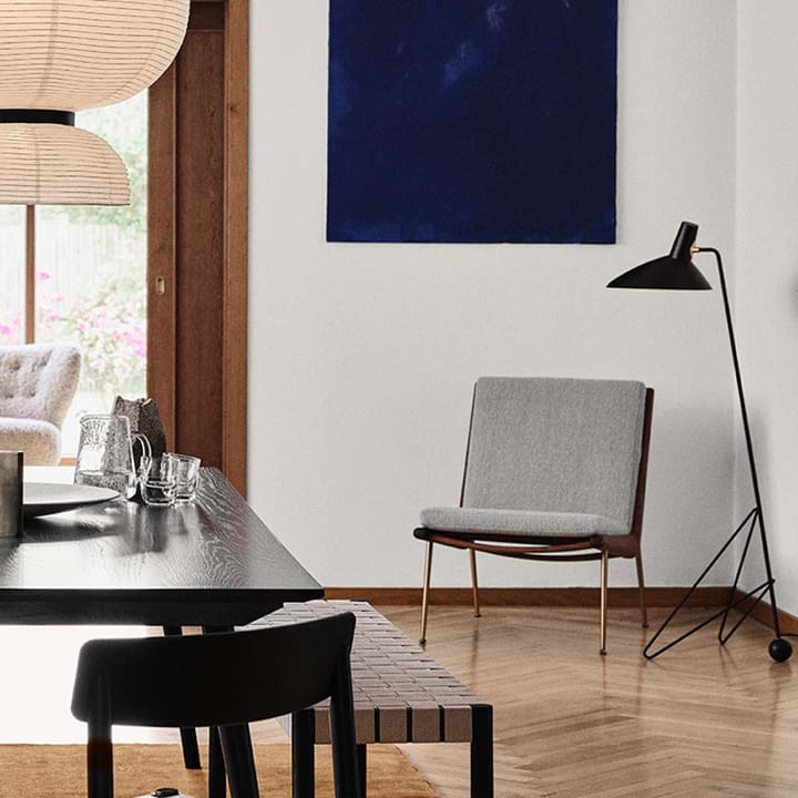Boomerang HM1 fauteuil, stof hallingdal 130 grijs, geoliede walnoothouten poten &Tradition