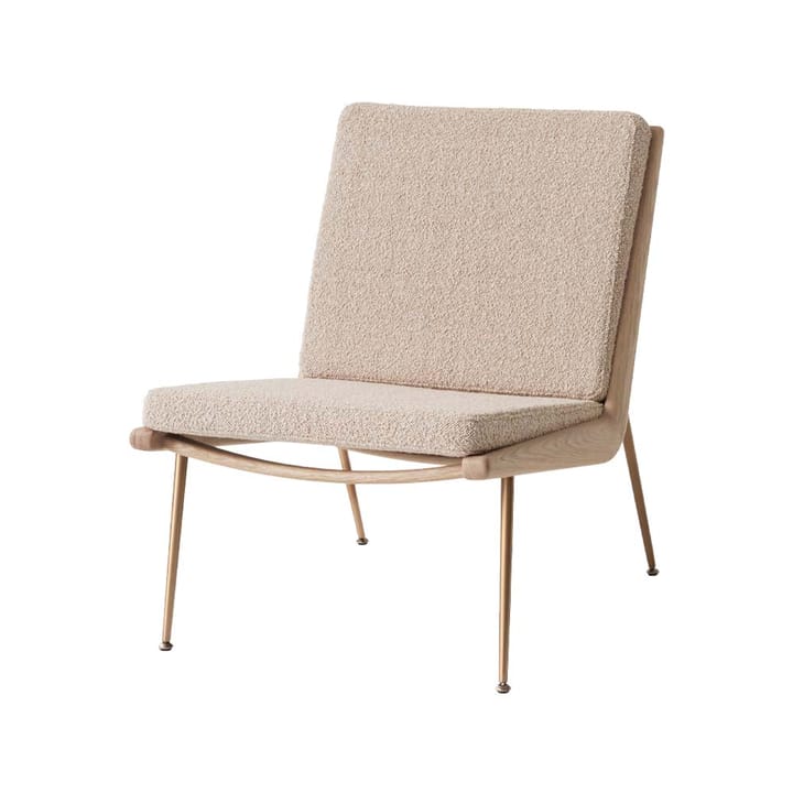 Boomerang HM1 fauteuil - stof karakorum 003 beige, witgeoliede eikenhouten poten - &Tradition