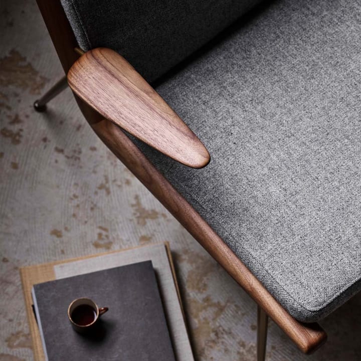 Boomerang HM2 fauteuil, Hallingdal 130 grijs, geolied walnoothout &Tradition