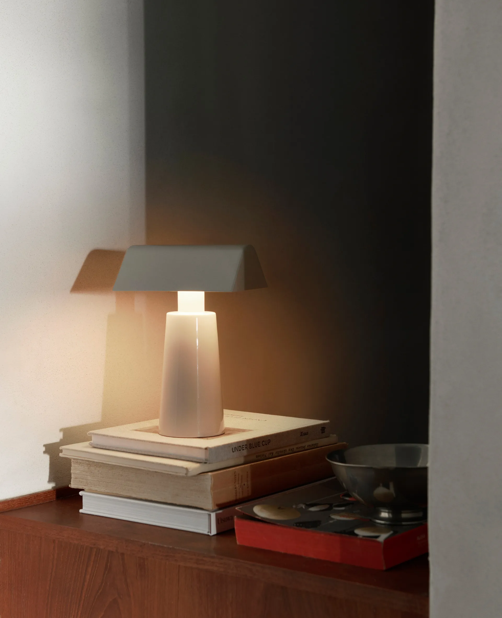 Caret MF1 draagbare tafellamp, Silk grey &Tradition