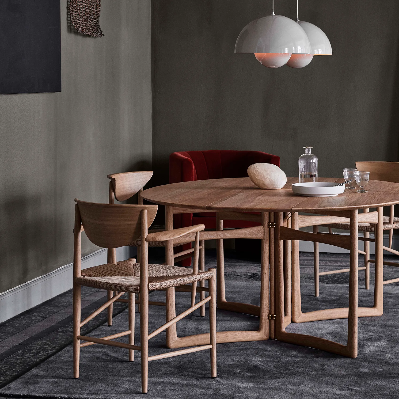 Drawn stoel HM4 met armleuningen, Walnoot &Tradition