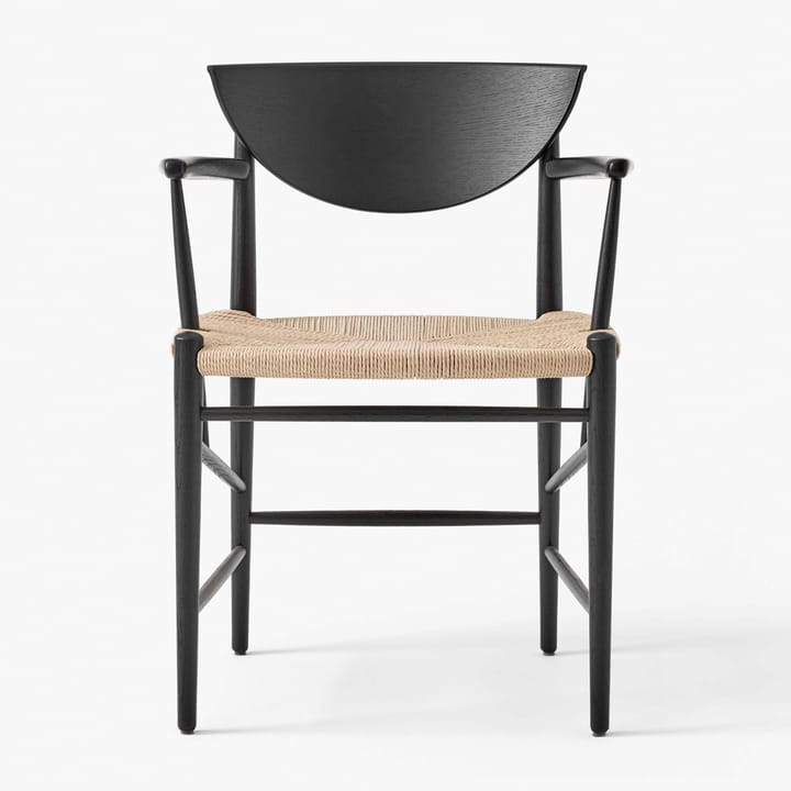Drawn stoel HM4 met armleuningen, Zwart eikenhout &Tradition