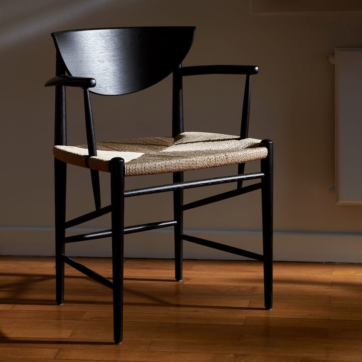 Drawn stoel HM4 met armleuningen, Zwart eikenhout &Tradition