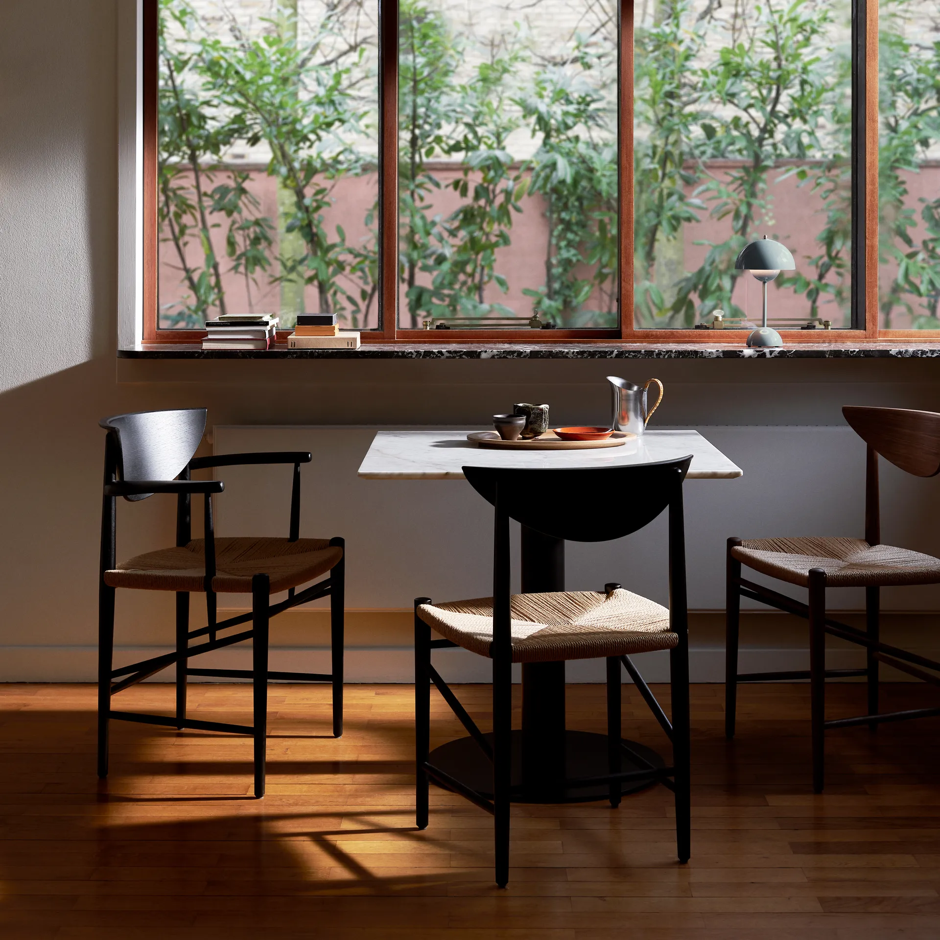 Drawn stoel HM4 met armleuningen, Zwart eikenhout &Tradition