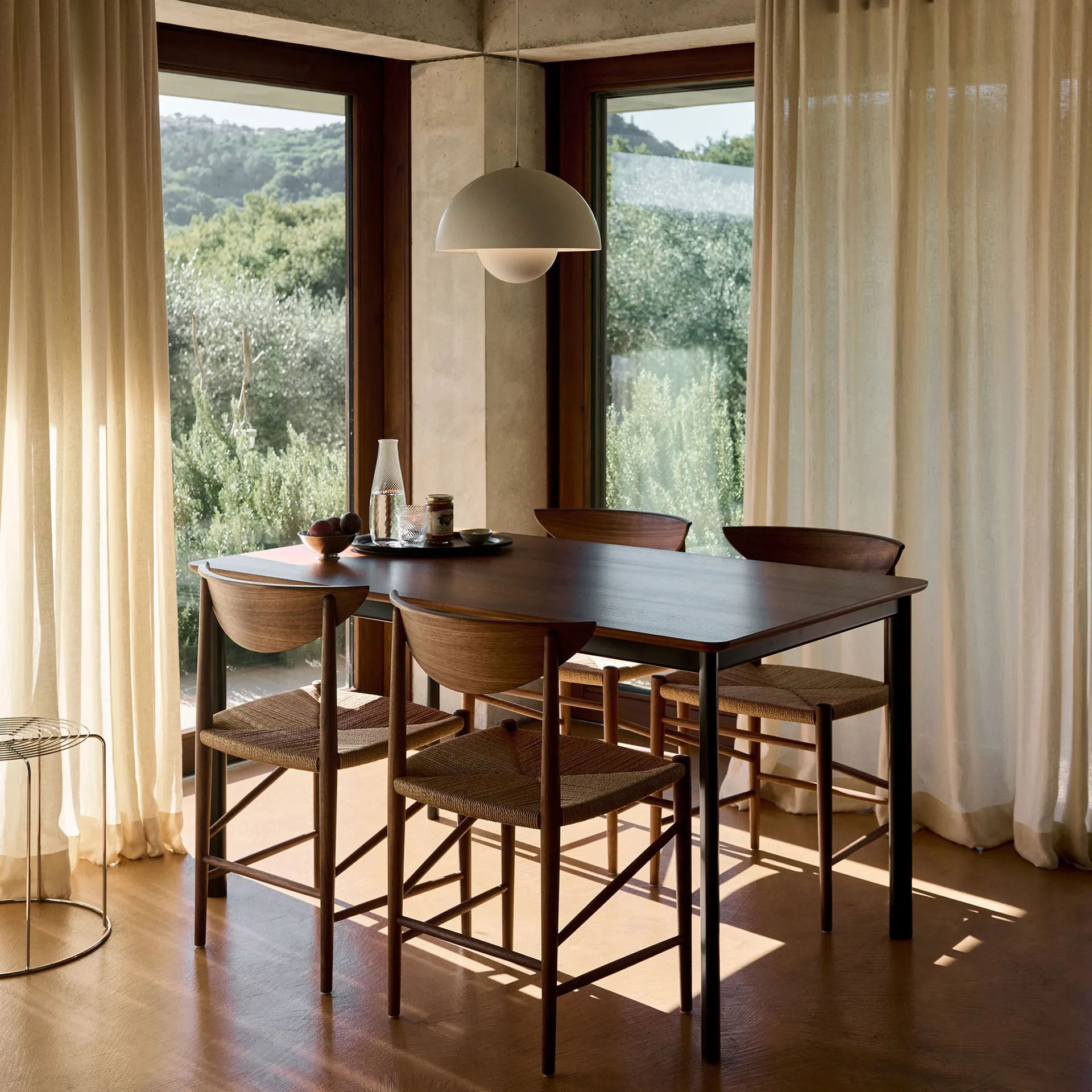 Drip HW115 eettafel 83x143 cm, Black frame-clear lacq. walnut &Tradition