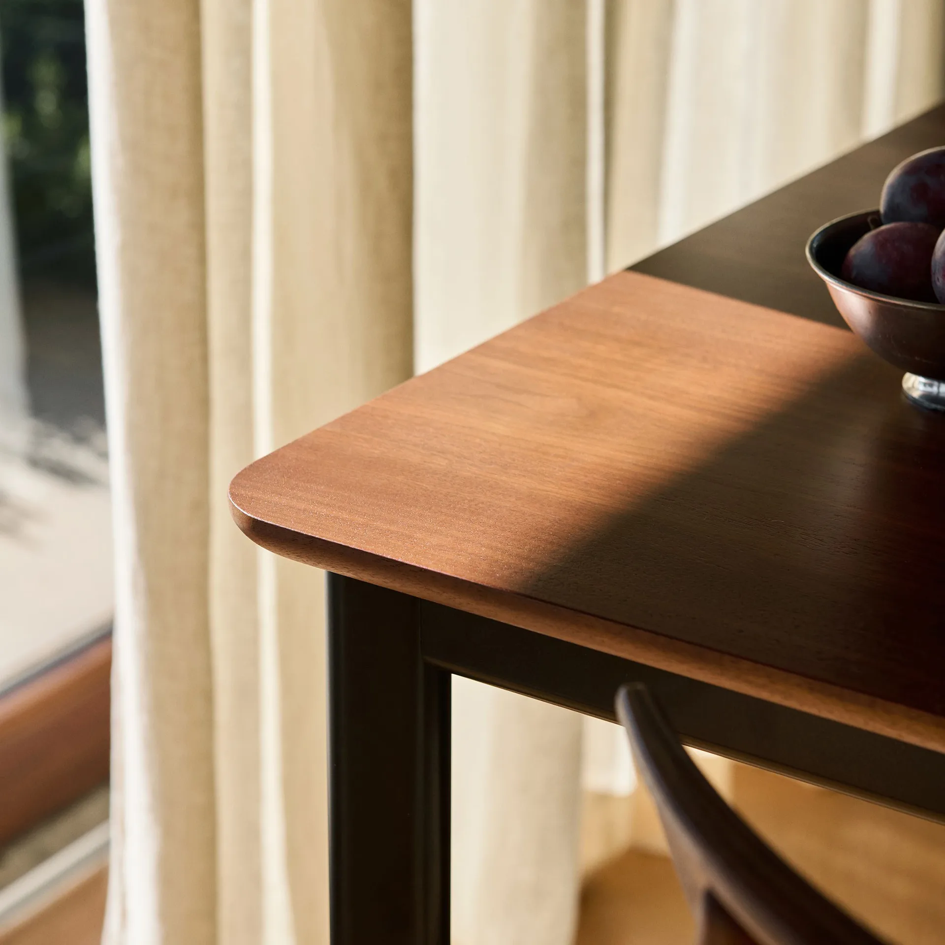 Drip HW117 eettafel 103x253 cm, Black frame-clear lacq. walnut &Tradition