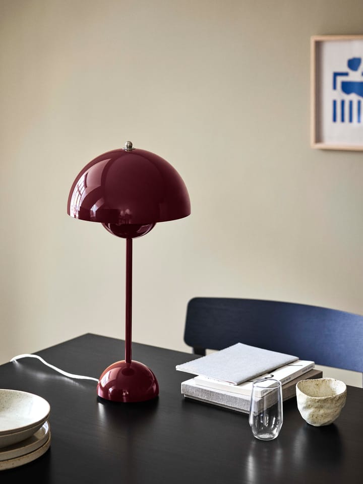 FlowerPot VP3 tafellamp, Dark plum &Tradition