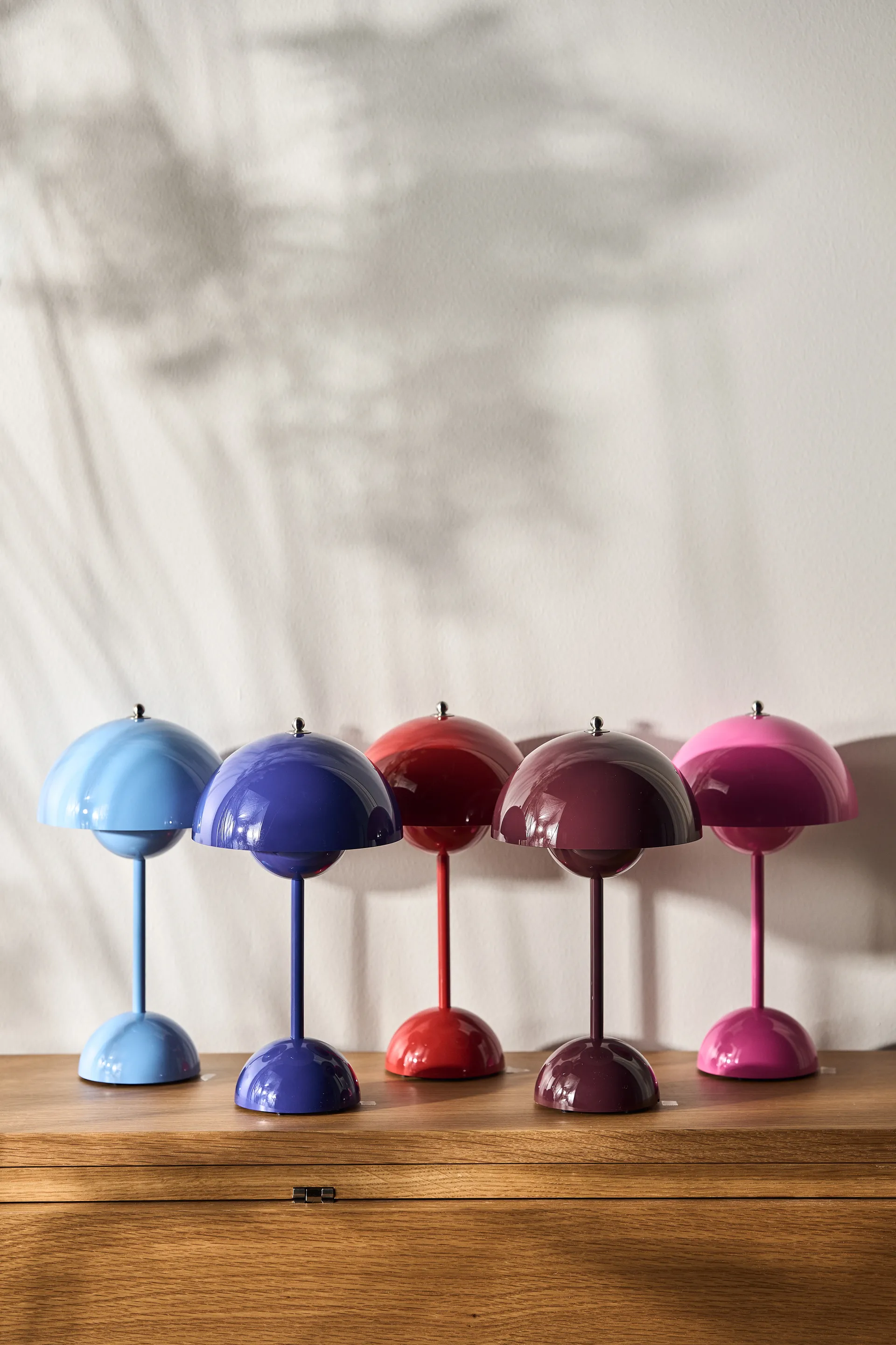 Flowerpot VP9 draagbare tafellamp, Cobalt blue &Tradition