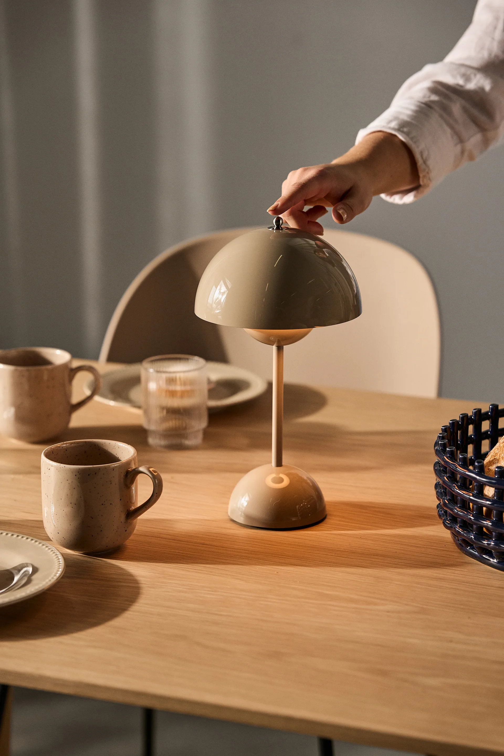 Flowerpot VP9 draagbare tafellamp, Grey beige &Tradition