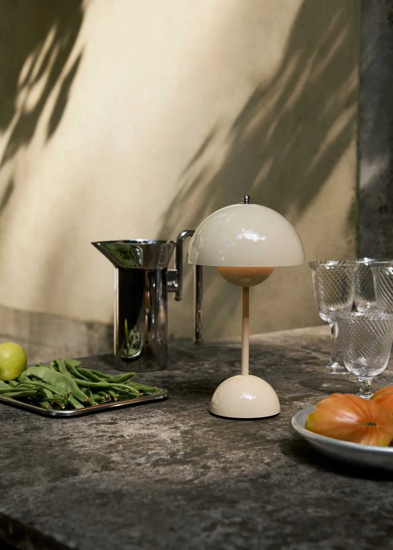 Flowerpot VP9 draagbare tafellamp, Ivory &Tradition