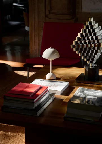 Flowerpot VP9 draagbare tafellamp - Ivory - &Tradition