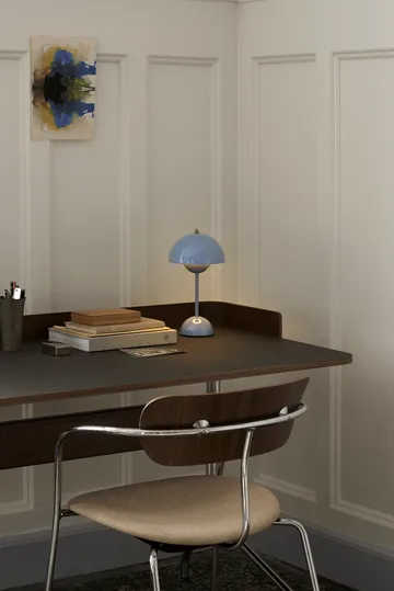 Flowerpot VP9 draagbare tafellamp - Light blue - &Tradition