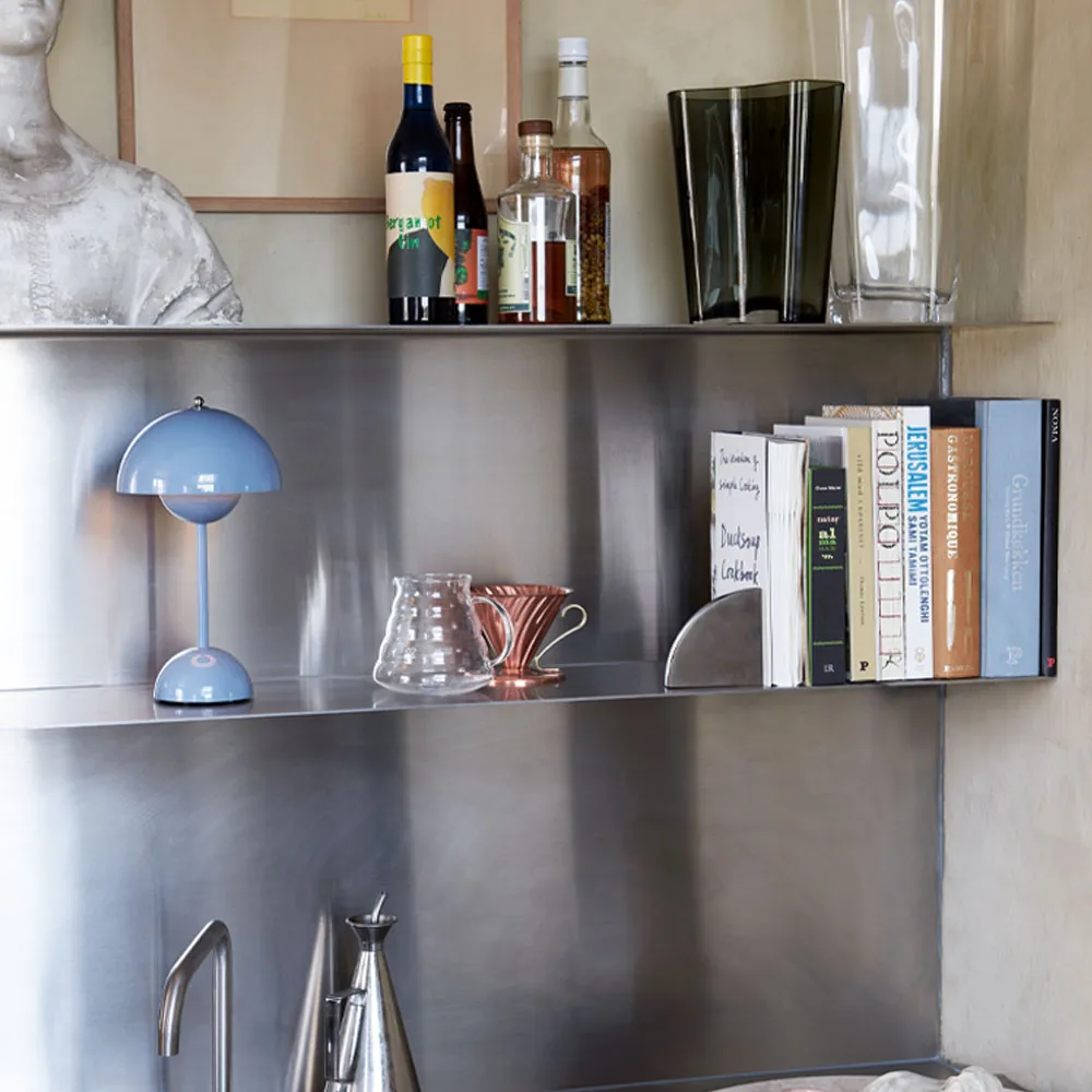 Flowerpot VP9 draagbare tafellamp, Light blue &Tradition