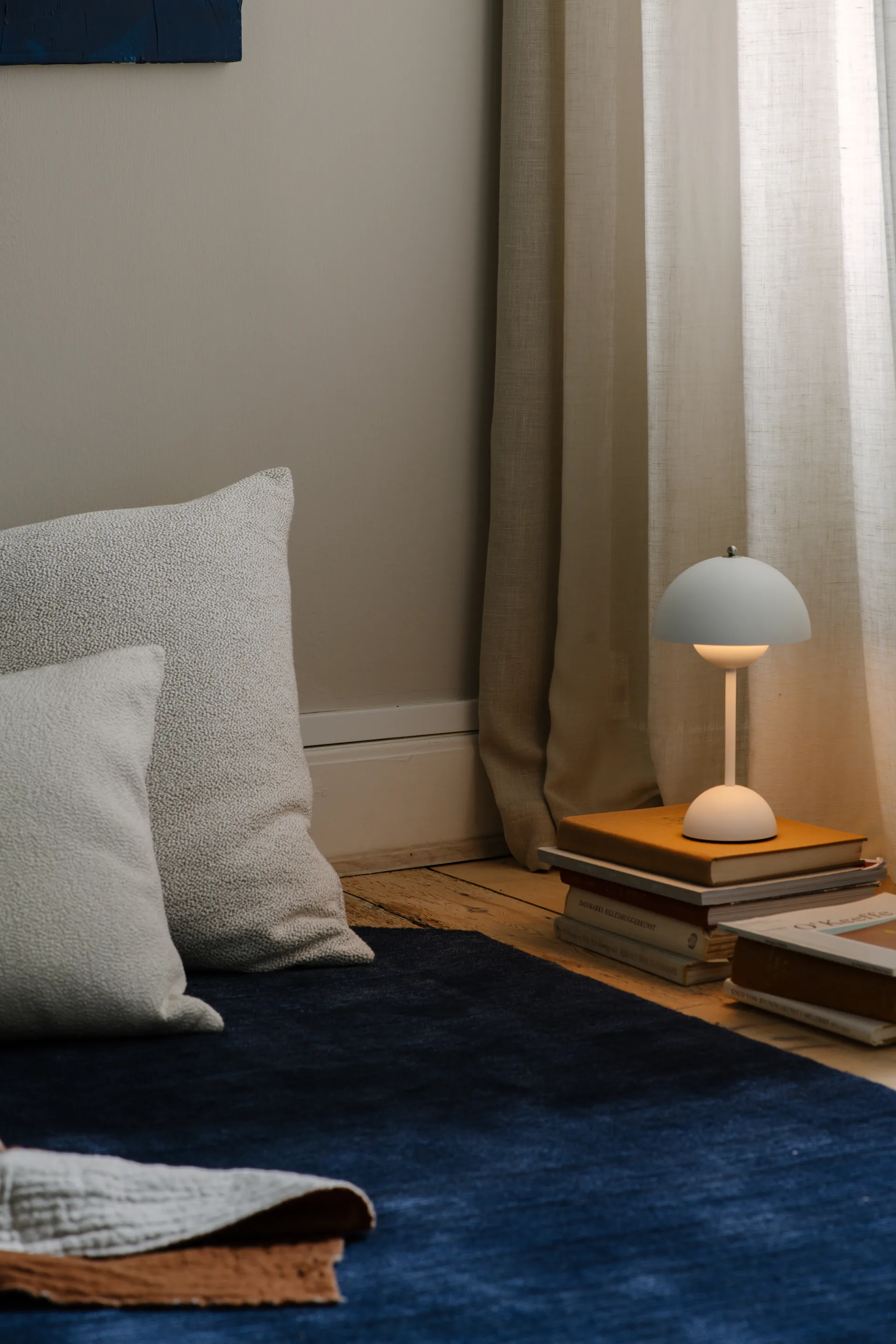 Flowerpot VP9 draagbare tafellamp, Matt white &Tradition