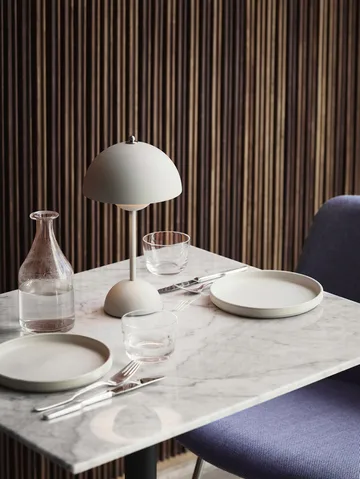 Flowerpot VP9 draagbare tafellamp - Matt white - &Tradition