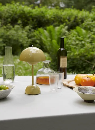 Flowerpot VP9 draagbare tafellamp - Pale sand - &Tradition