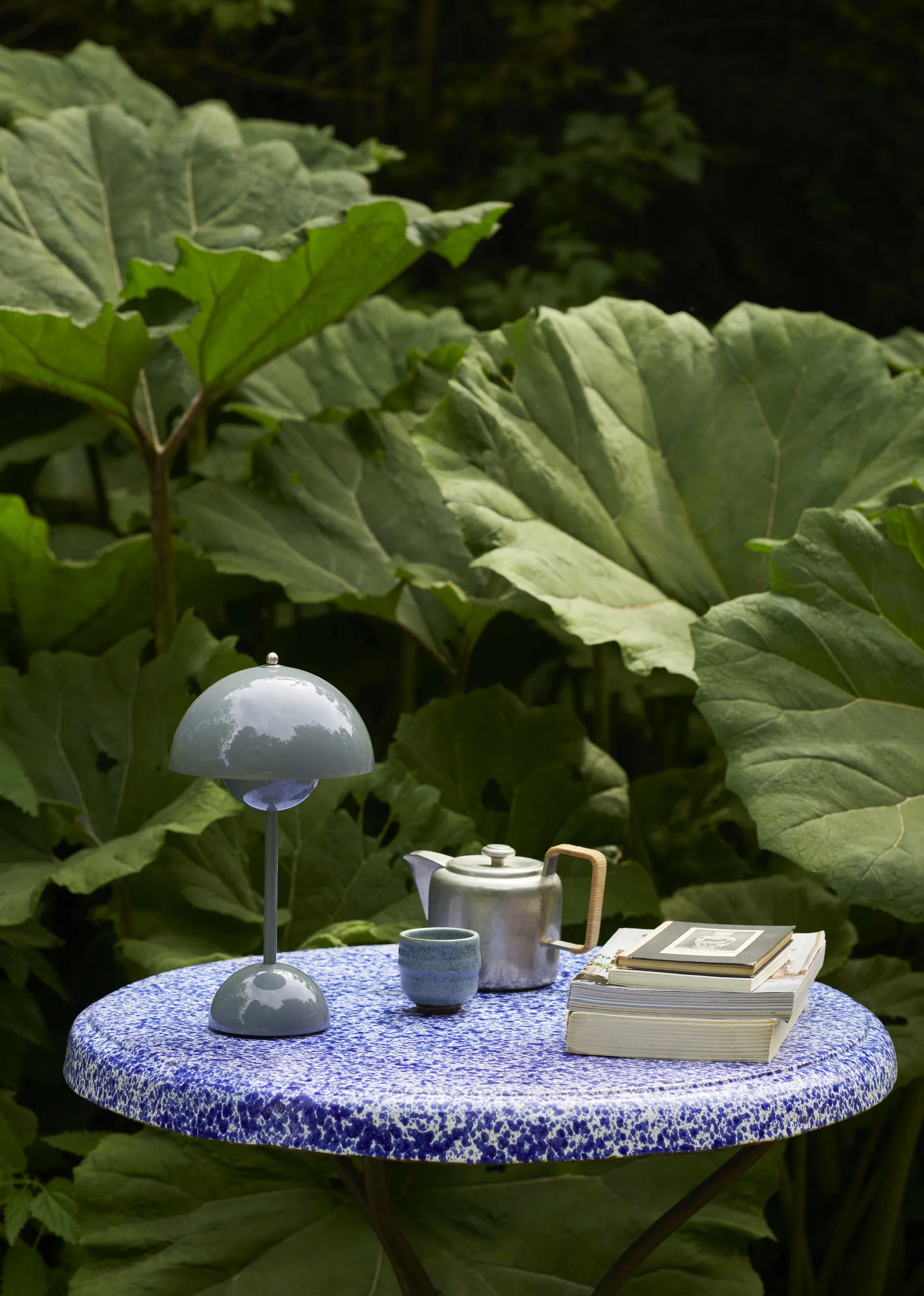 Flowerpot VP9 draagbare tafellamp, Stone blue &Tradition
