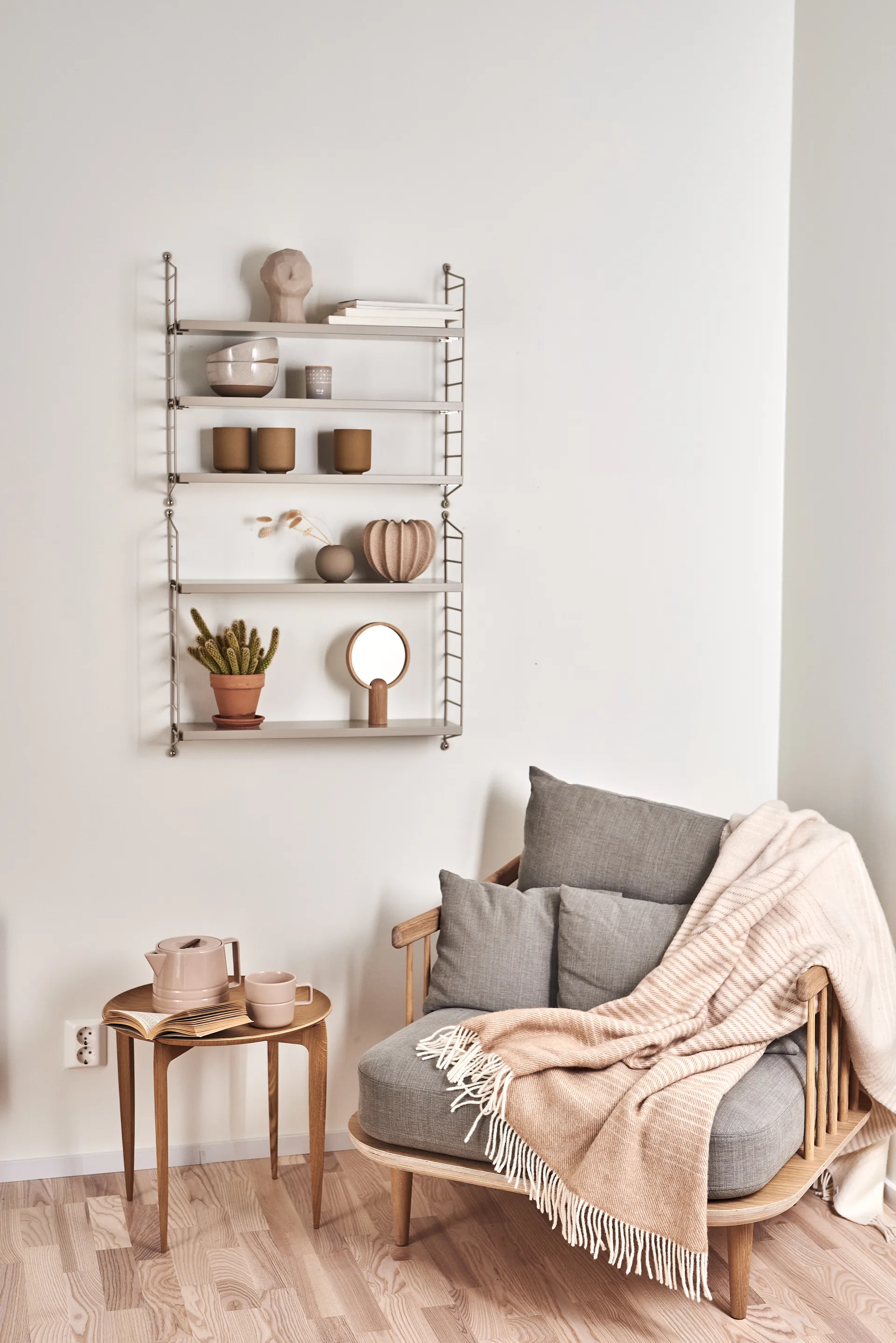 Fly fauteuil SC1, licht geolied eikenhout + beige stof &Tradition