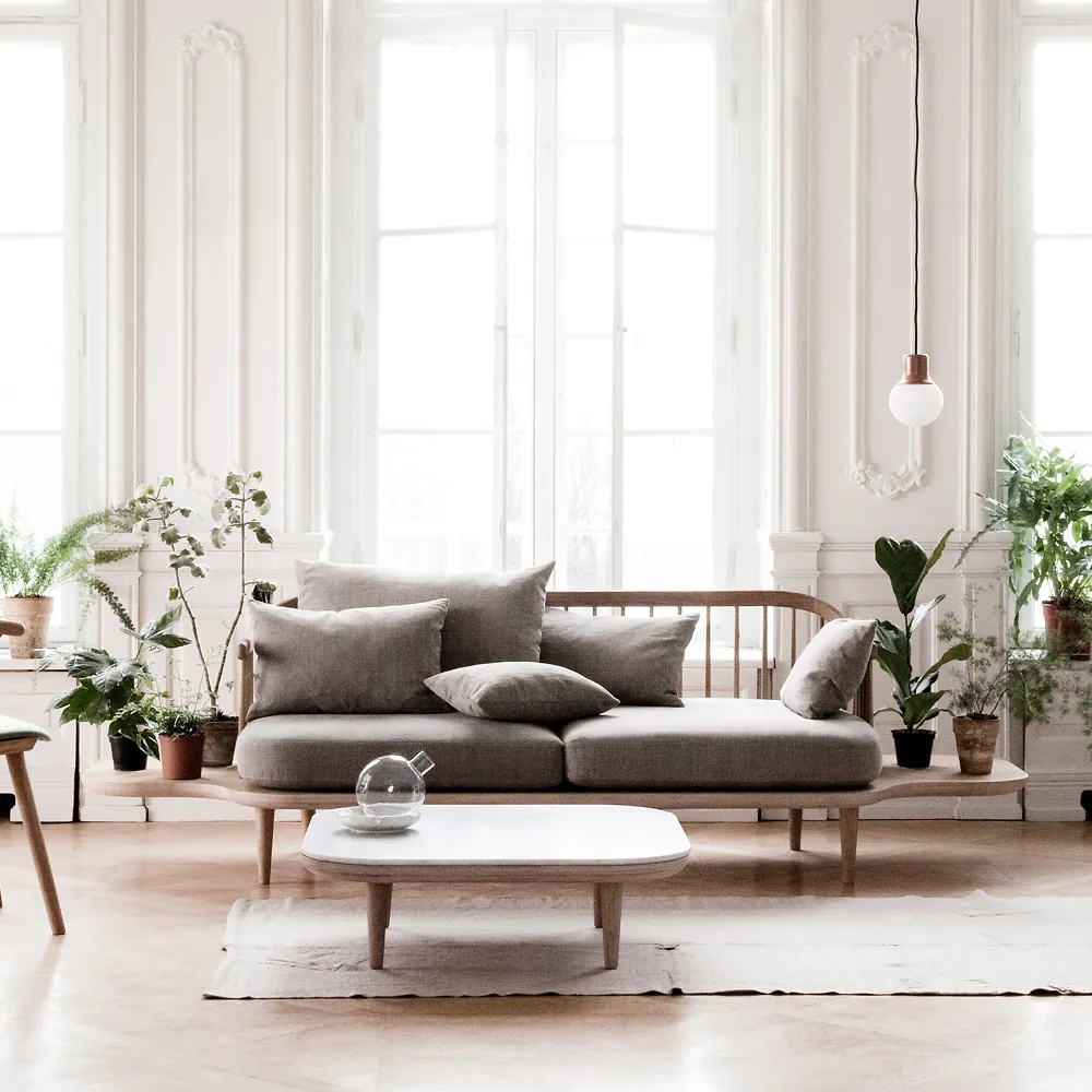 Fly SC3 bank, stof hot madison 094 lichtgrijs, witgeolied eikenhouten onderstel en bijzettafel &Tradition