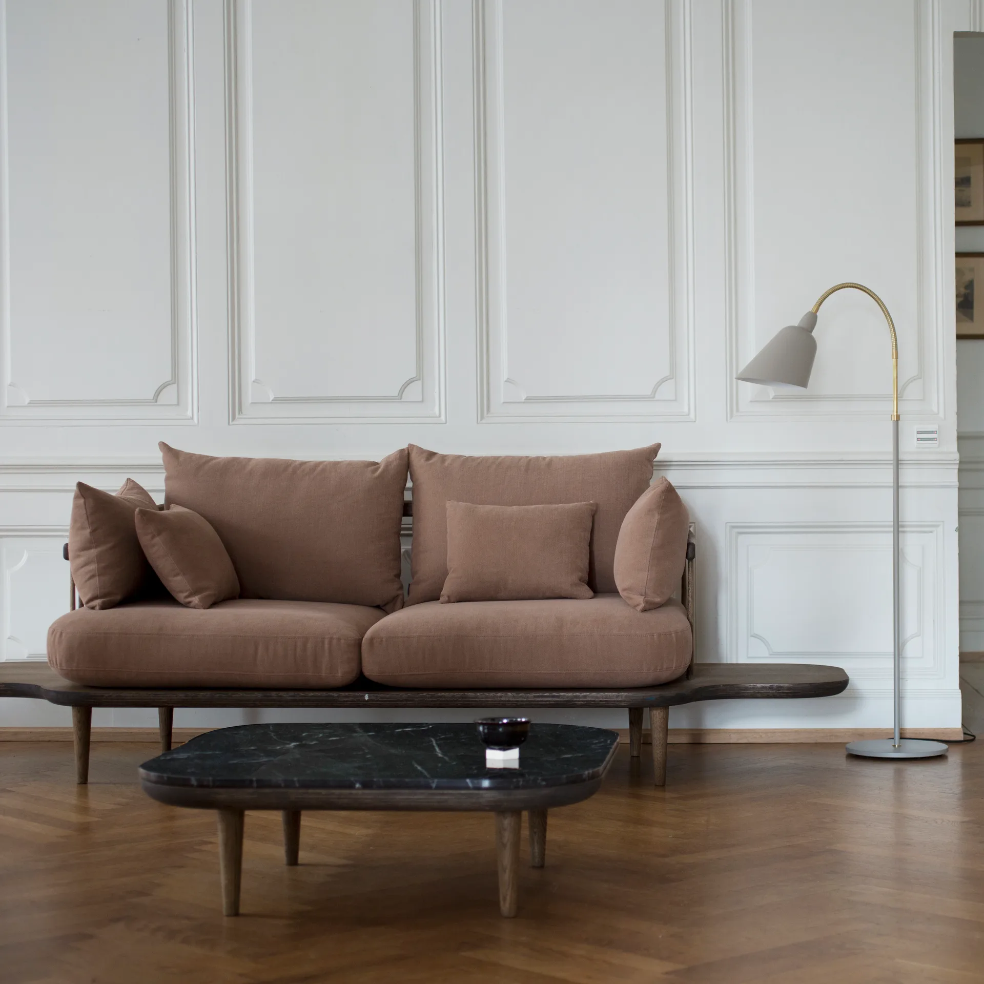 Fly tafel SC4, gerookt geolied eikenhout + zwart marmer &Tradition