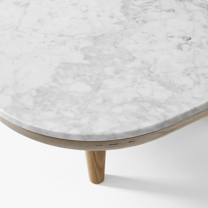 Fly tafel SC4, licht geolied eikenhout + wit marmer &Tradition