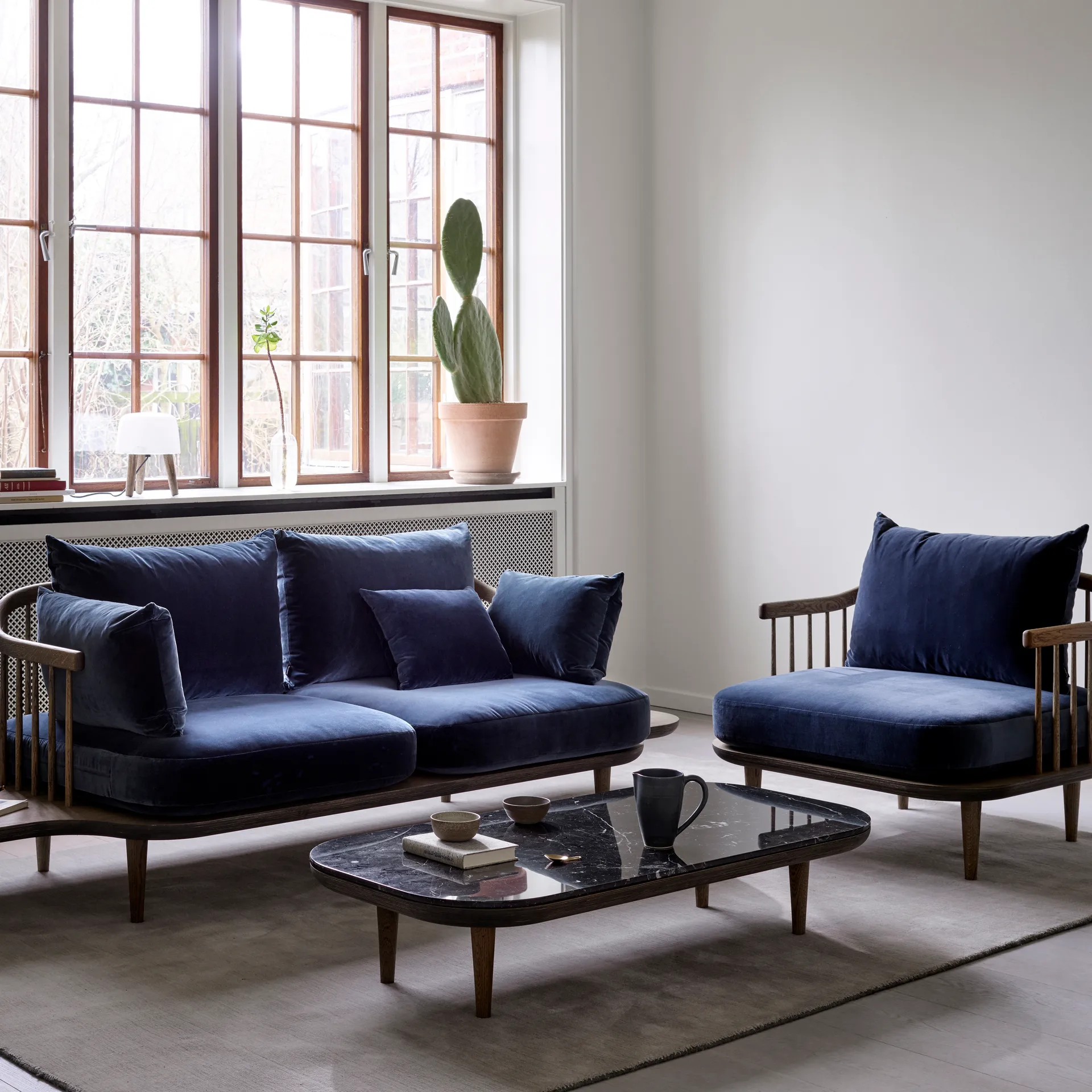 Fly tafel SC5, gerookt geolied eikenhout + zwart marmer &Tradition