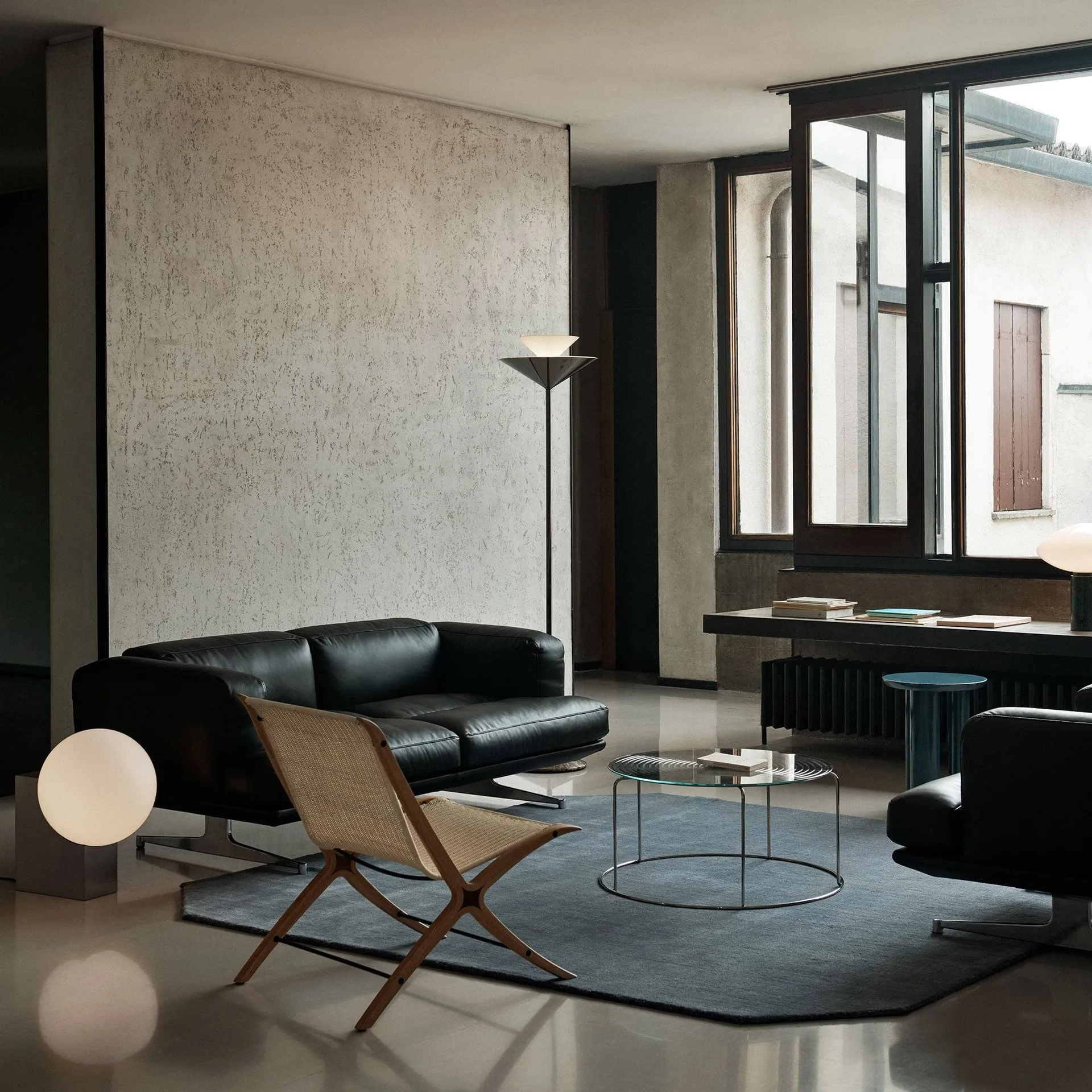 Gio LN 28 vloerlamp, donker chroom, marmer &Tradition
