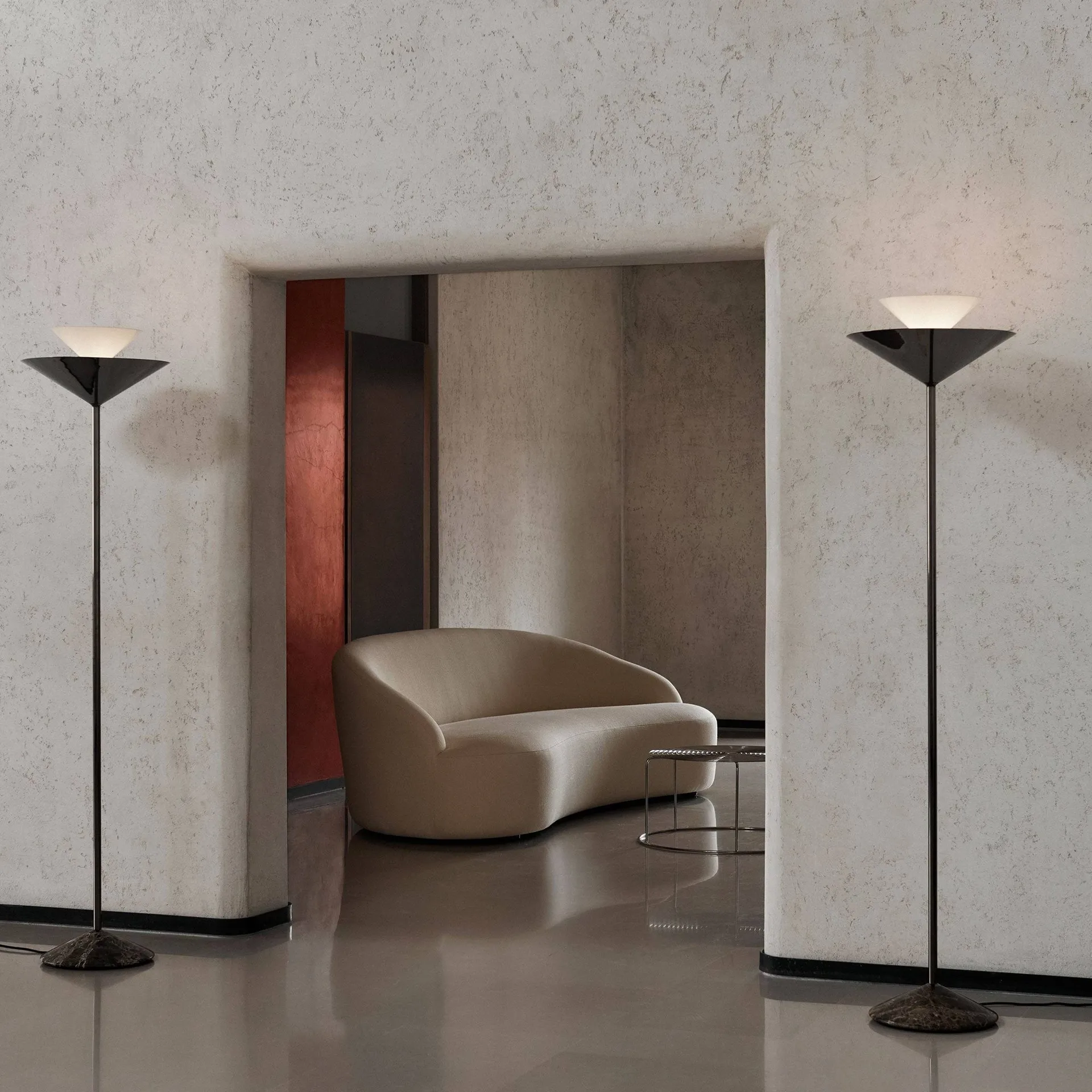 Gio LN 28 vloerlamp, donker chroom, marmer &Tradition