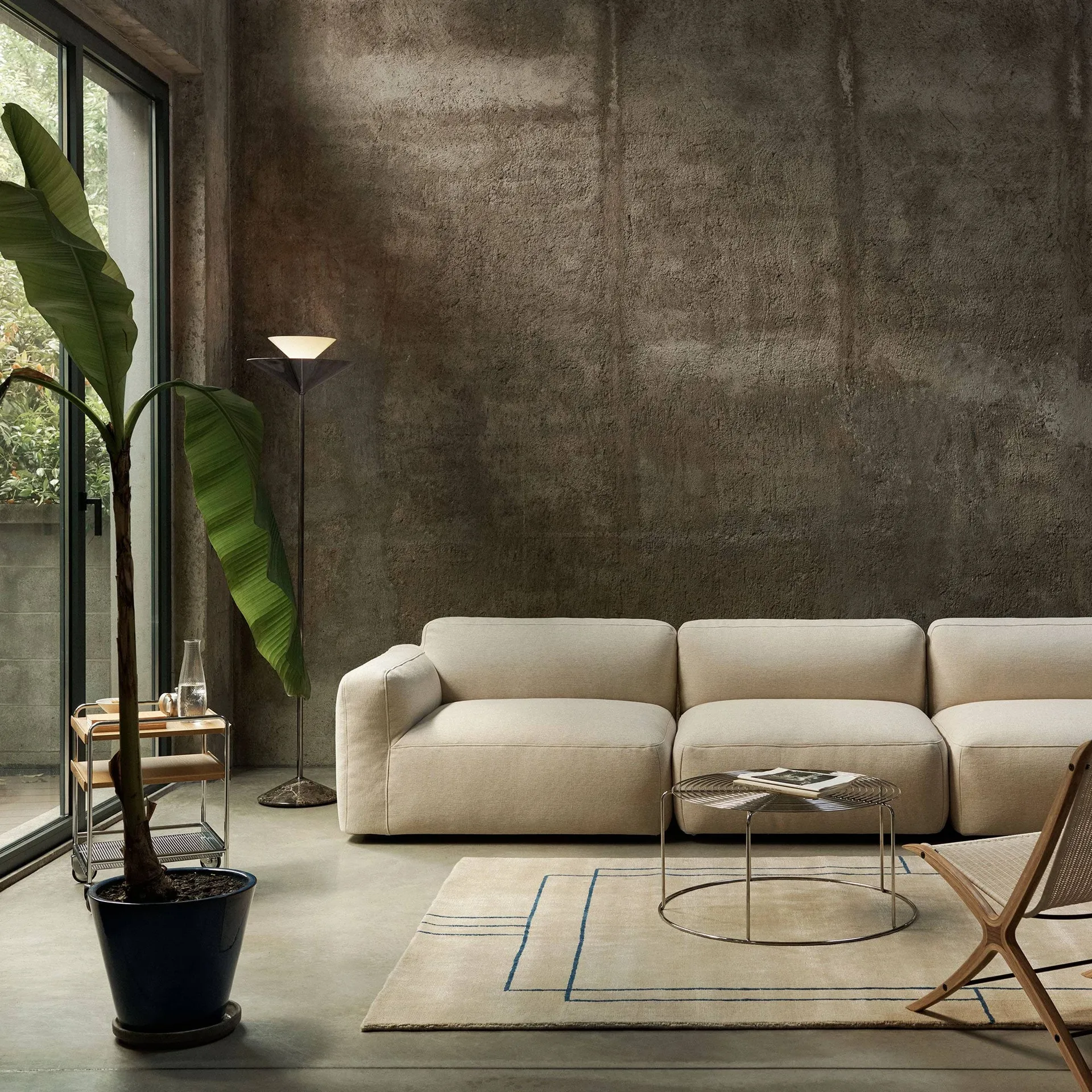 Gio LN 28 vloerlamp, donker chroom, marmer &Tradition