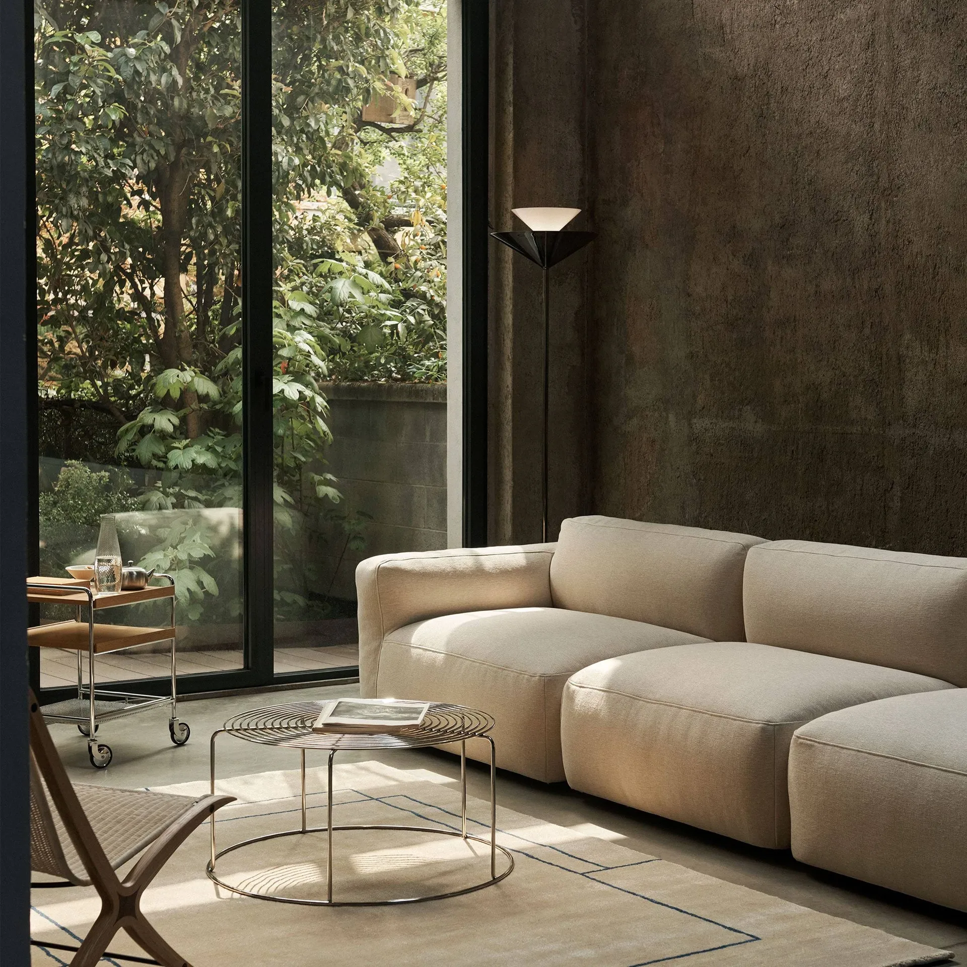 Gio LN 28 vloerlamp, donker chroom, marmer &Tradition