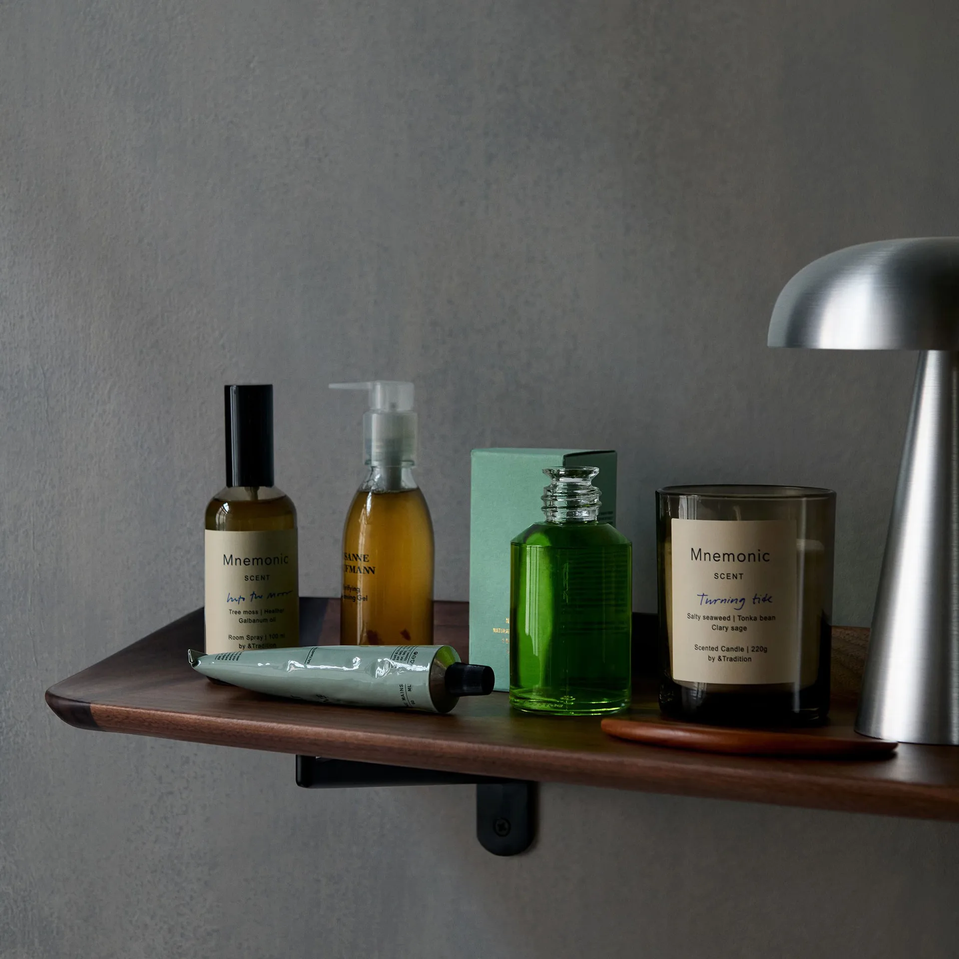 Guild HM14 plank 75 cm, Solid lacquered walnut &Tradition