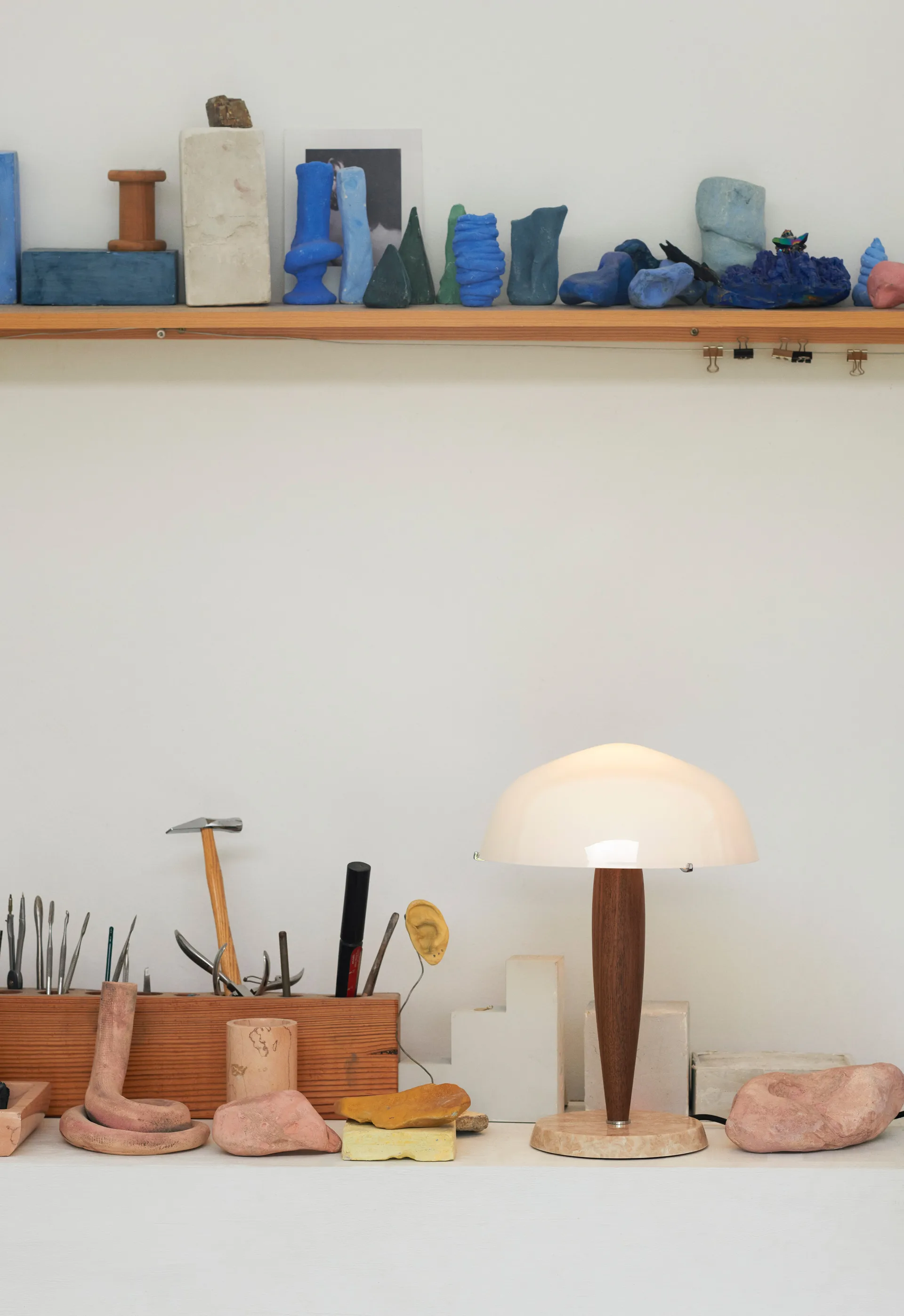 Herman SHY3 tafellamp, walnut & cream marble, textielsnoer &Tradition