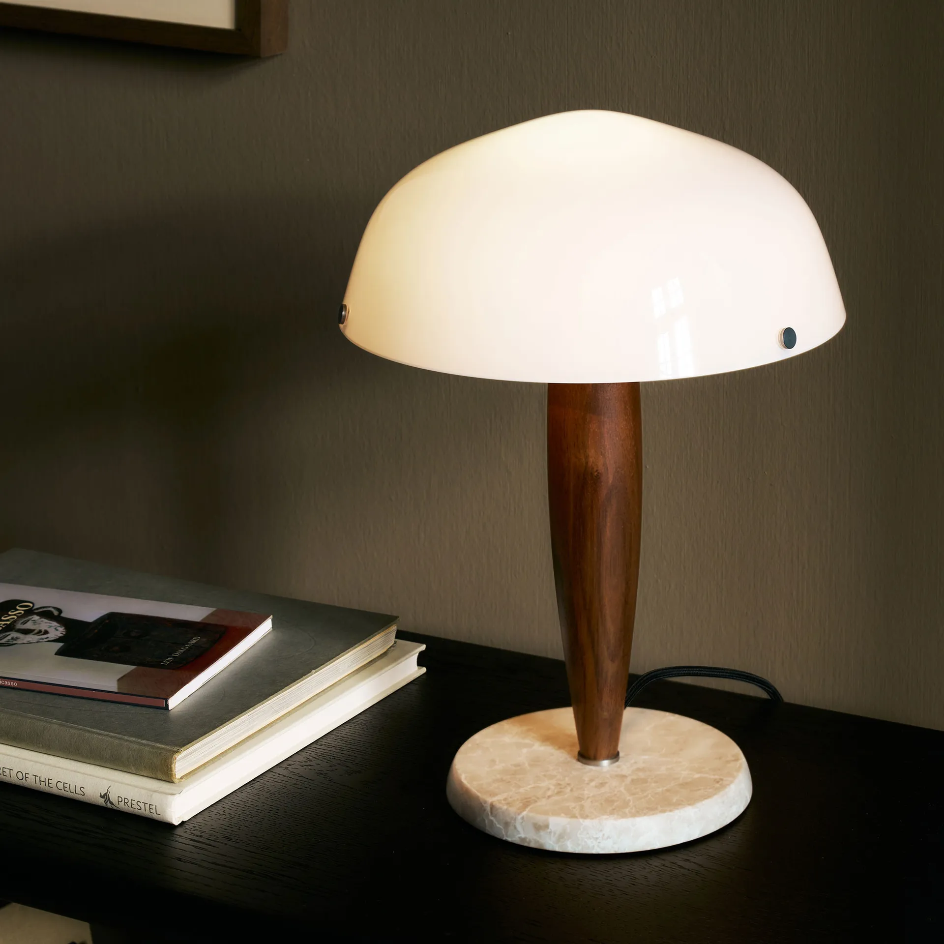 Herman SHY3 tafellamp, walnut & cream marble, textielsnoer &Tradition